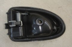 RENAULT MASTER- 2- 04/10; ÖN KAPI İÇ AÇMA KOLU SAĞ SİYAH (PÜTÜRLÜ) (PLEKSAN) 7700353282