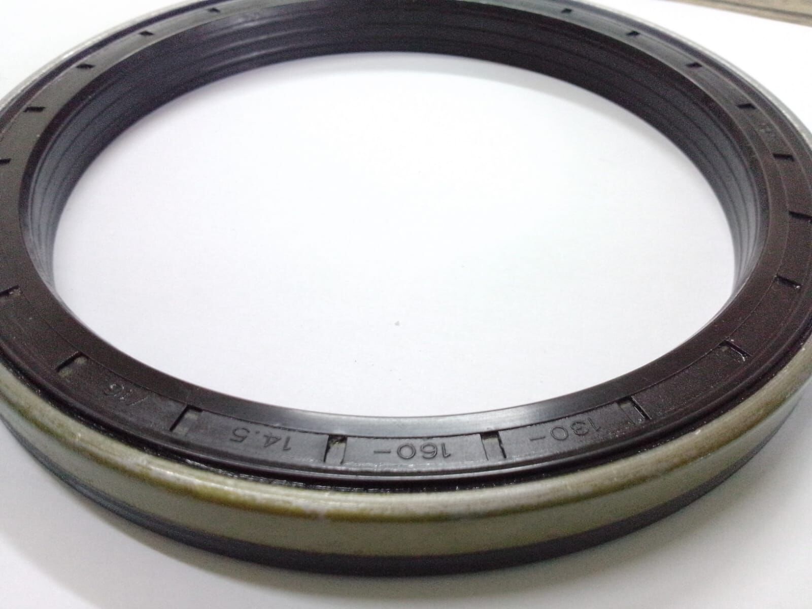 12016448  130X160X14.5/16 RWDR-KASSETTE NBR CORTECO PORYA *ÖN TEKER* KEÇESİ CARRARO 047700, 047703, 126323, 139279 ,149380 DANA 000051787, 000051870 JOHN DEERE ER047700, R113984, MASSEY FERGUSON 068383R1, VA047703;  NEW HOLLAND 47123727, 85824344