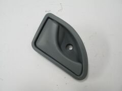 RENAULT TWINGO- 99/00; ÖN KAPI İÇ AÇMA KOLU SOL GRİ PÜTÜRLÜ 8200259376