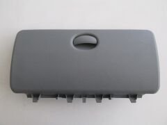 RENAULT KANGOO- 2- CLASSİC- 03/12; TORPİDO KAPAĞI ALT MANDALLI GRİ 8200181005