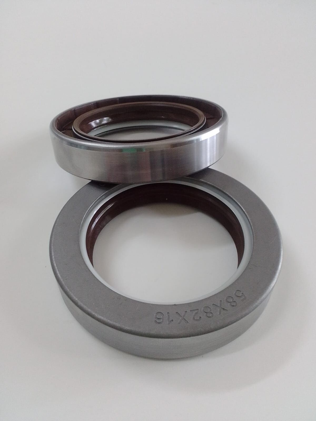 12017237  58X82X16 COMBI SF6 FPM CORTECO YAĞ KEÇESİ CARRARO 139420, CASE IH 1966194C1,5194224 , CLAAS 6000105275, JOHN DEERE ER139420,RE195989,MASSEY FERGUSON 061320R1,3789575M1, RENAULT 6000105275