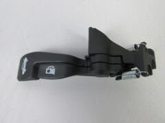 TOYOTA COROLLA- ZZ111- 00/02; BAGAJ KAPAĞI VE DEPO KAPAĞI İÇ AÇMA KOLU (MANDALI) PLASTİK (EURO BODY) 64606-20091