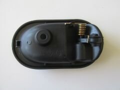 RENAULT KANGOO- 3- 08/13; ÖN KAPI İÇ AÇMA KOLU SOL SİYAH (ELCEĞİ NİKELAJLI) 826730336R