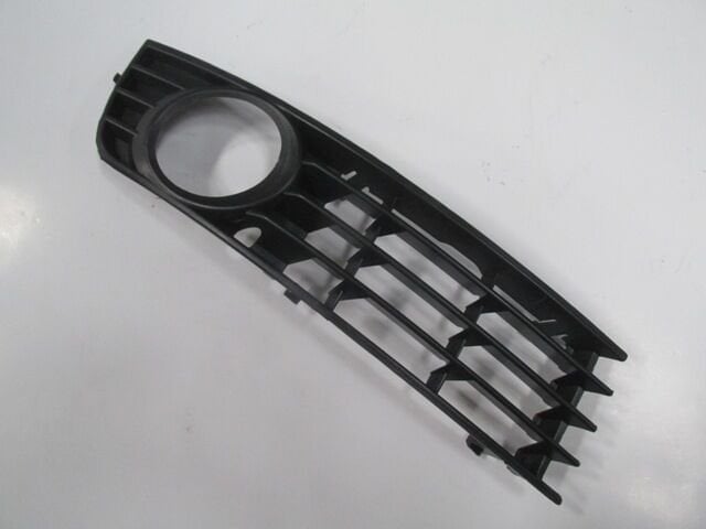 AUDI A4- 02/05; SİS LAMBA KAPAĞI SAĞ SİS DELİKLİ (TW) 8E080768201C