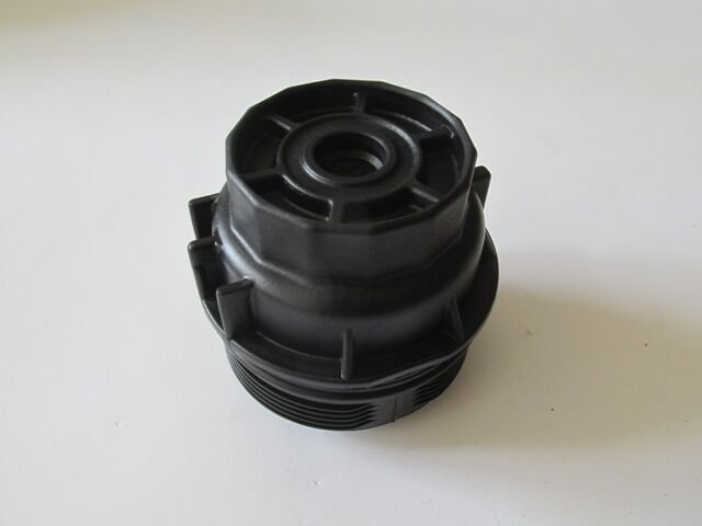 TOYOTA AVENSIS- 10/14; MOTOR YAĞ FİLTRE KAPAĞI (D-4D DİZEL) (PLASTİK) 15650-33010