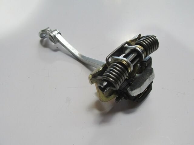 RENAULT CLIO- 2- SD/HB- 02/08; ARKA KAPI DURDURUCUSU SAĞ/SOL AYNI (ADET) (KAPI GERGİSİ) 7700842859