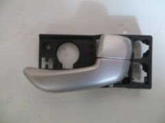 HYUNDAI I10- 08/11; ÖN KAPI İÇ AÇMA KOLU SAĞ GÜMÜŞ GRİ 82620-0X010S4