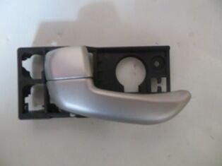 HYUNDAI I10- 08/11; ÖN KAPI İÇ AÇMA KOLU SOL GÜMÜŞ GRİ 82610-0X010S4