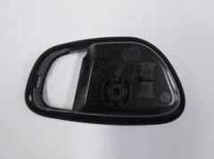 HYUNDAI I10- 08/11; ÖN KAPI İÇ AÇMA KOLU ÇERÇEVESİ SOL SİYAH 82611-0X0004X