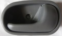 KIA RIO- I- 01/02; ARKA KAPI İÇ AÇMA KOLU SAĞ GRİ (HUSHAN) 0K30B-5833008