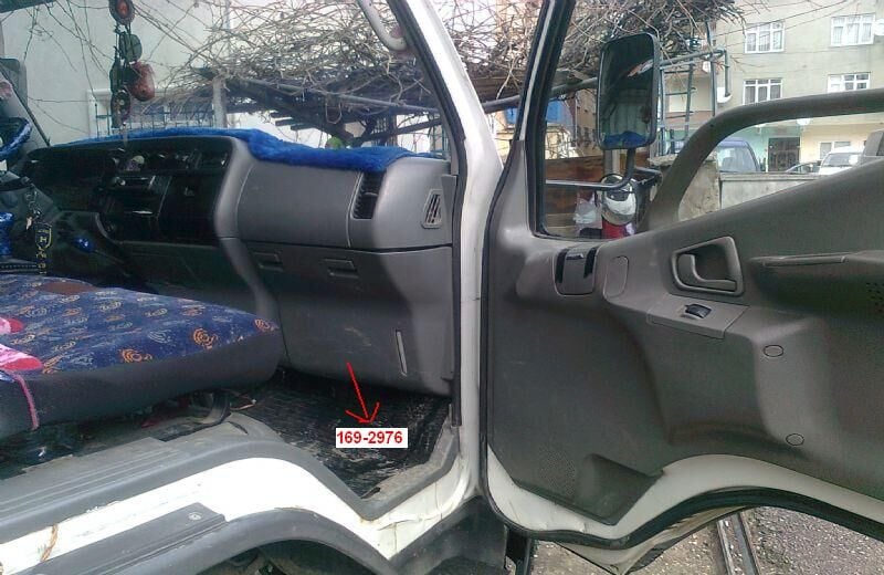 MITSUBISHI CANTER- FE515- 98/06; CAM SU BİDONU TORPİDO ALT KAPAĞI SAĞ (TW) MC140240