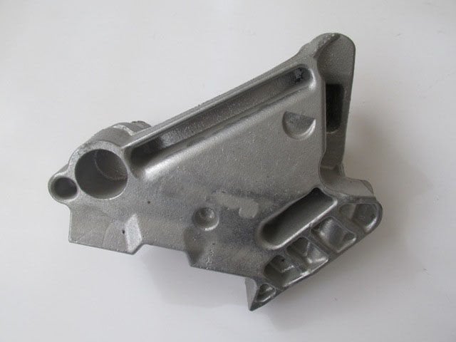 SKODA SUPERB- 15/18; MOTOR BAĞLANTI BRAKETİ 2.0 TDI (TAKOZ) (ALÜMİNYUM) 04L199207