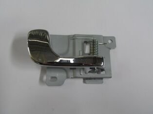 MITSUBISHI PAJERO- 92/97; ÖN KAPI İÇ AÇMA KOLU SAĞ SİYAH (ELCEĞİ NİKELAJLI) (HUSHAN) MB669170