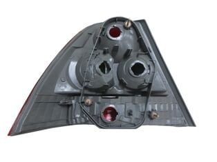 TOYOTA COROLLA- ZZE121- 04/06; STOP LAMBASI SAĞ KIRMIZI (SİSLİ TİP) 4 DUYULU (CASP) (E MARKLI) 81551-02260