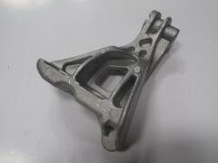 FIAT ALBEA- 05/13; ŞANZUMAN TAKOZU BAĞLANTI KULAĞI 1.3CC 51718985