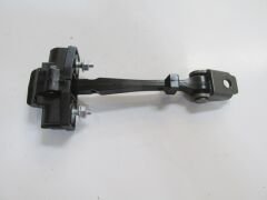 RENAULT CAPTUR- 13/19; ARKA KAPI DURDURUCUSU SAĞ/SOL AYNI (ADET) (KAPI GERGİSİ) 824305607R