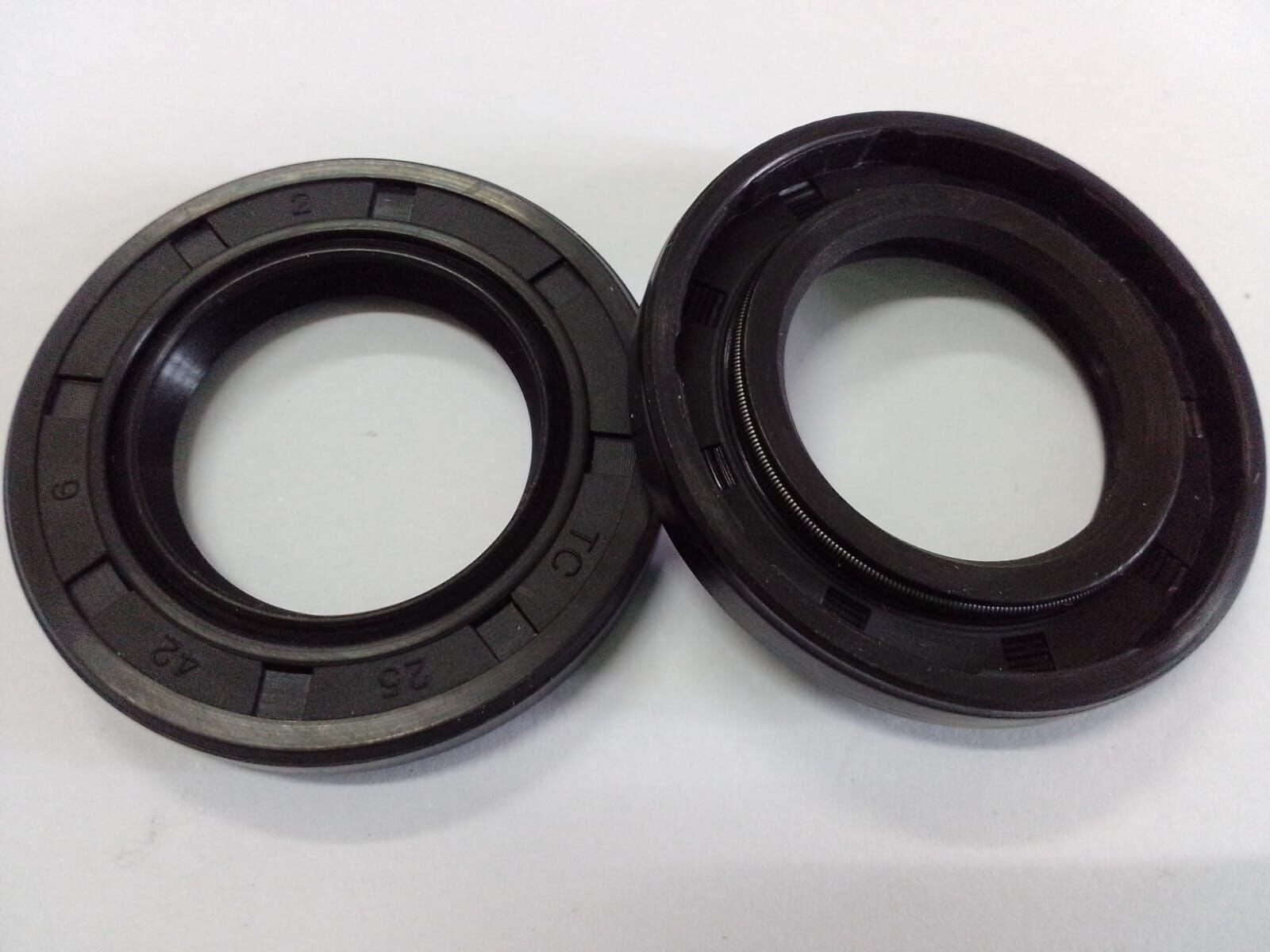 25X42X6 TC NBR ENDÜSTRİYEL YAĞ KEÇESİ