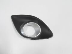 MAZDA 2- HB- 12/14; SİS LAMBA KAPAĞI SAĞ SİS DELİKLİ/ÇERÇEVESİ GÜMÜŞ GRİ (TYG) DR6150C10A
