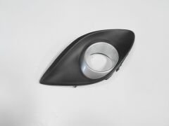 MAZDA 2- HB- 12/14; SİS LAMBA KAPAĞI SAĞ SİS DELİKLİ/ÇERÇEVESİ GÜMÜŞ GRİ (TYG) DR6150C10A