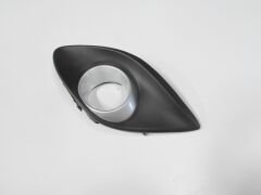 MAZDA 2- HB- 12/14; SİS LAMBA KAPAĞI SOL SİS DELİKLİ/ÇERÇEVESİ GÜMÜŞ GRİ (TYG) DR6150C20A