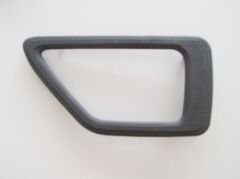 PEUGEOT 405- 92/96; ÖN KAPI İÇ AÇMA KOLU ÇERÇEVESİ SAĞ KOYU GRİ 9143.40