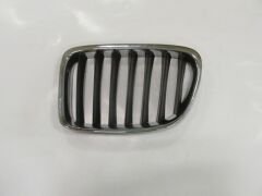 BMW X1- E84- 13/15; ÖN PANJUR SOL NİKELAJLI/ İÇ PETEKLERİ SİYAH 51112993305