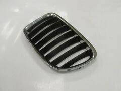 BMW X1- E84- 13/15; ÖN PANJUR SOL NİKELAJLI/ İÇ PETEKLERİ SİYAH 51112993305