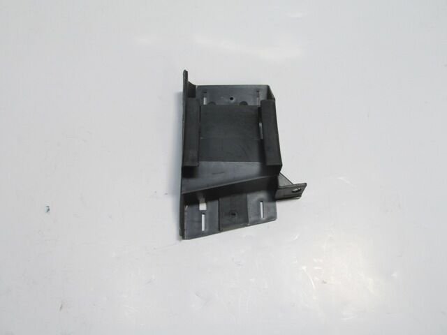 - 91/98; ÖN TAMPON İÇ BAĞLANTI BRAKETİ SOL (YAN KULAĞA TAKILAN)(PLASTİK)(TW 51118122575