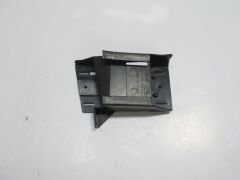 - 91/98; ÖN TAMPON İÇ BAĞLANTI BRAKETİ SOL (YAN KULAĞA TAKILAN)(PLASTİK)(TW 51118122575