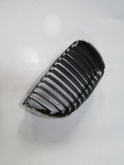 BMW 1 SERI- E87- 04/08; ÖN PANJUR SAĞ SİYAH/NİKELAJ ÇERÇEVELİ (TW) 51137077130
