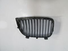 BMW 1 SERI- E87- 04/08; ÖN PANJUR SOL SİYAH/NİKELAJ ÇERÇEVELİ (TW) 51137077129
