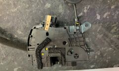 KAPI KİLİDİ ARKA SOL ELEKTRİKLİ 805037619R CAPTUR 825019254R