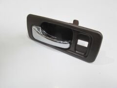 HONDA ACCORD- 90/93; ÖN KAPI İÇ AÇMA KOLU SOL KAHVERENGİ (ELCEĞİ NİKELAJLI) (HUSHAN) 72165-SM4-003Z-B