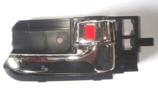 TOYOTA COROLLA- ZZE121- 02/06; ÖN KAPI İÇ AÇMA KOLU SAĞ (ELCEĞİ NİKELAJLI) (HUSHAN) 69205-12200