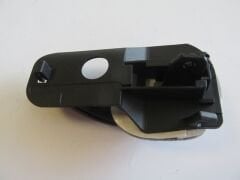 FIAT ALBEA- 05/13; ARKA KAPI İÇ AÇMA KOLU SOL SİYAH 713804614