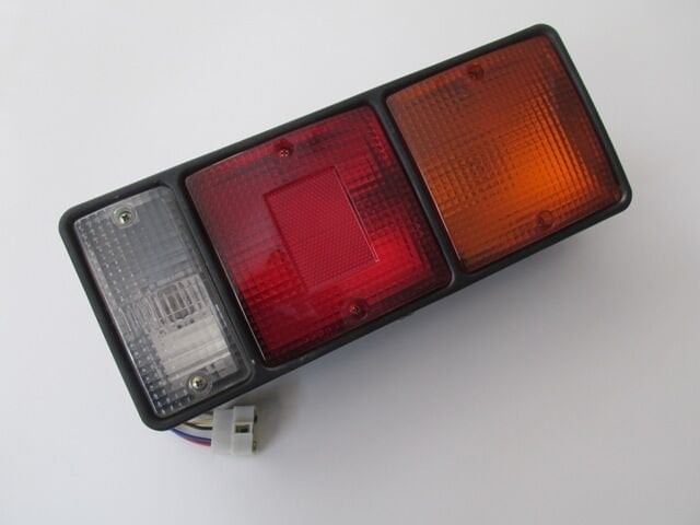 MITSUBISHI CANTER- FE304- 90/97; STOP LAMBASI SAĞ (SARI/KIRMIZI/BEYAZ) (KÜÇÜK TİP) (FAMELLA) MB098056