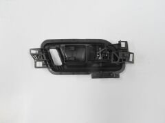 VOLKSWAGEN AMAROK- 17/20; ÖN KAPI İÇ AÇMA KOLU SOL SİYAH (ELCEĞİ GÜMÜŞ GRİ) (HUSHAN) 2H0837113DUBN