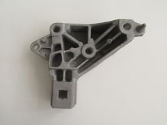 RENAULT CLIO- 2- SD/HB- 02/08; MOTOR TAKOZU BAĞLANTI KULAĞI (ALÜMİNYUM) 7700432410