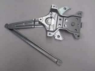 TOYOTA RAV4- 94/00; ARKA CAM KRİKOSU SAĞ ELEKTRİKLİ/MOTORSUZ (HUSHAN) 69803-42010