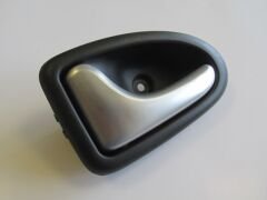 RENAULT MEGANE- 1- 99/02; ÖN KAPI İÇ AÇMA KOLU SOL ELCEĞİ GÜMÜŞ GRİ 8200028994