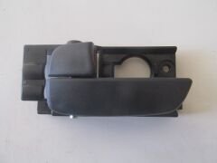 HYUNDAI ACCENT- ERA- 06/12; ÖN KAPI İÇ AÇMA KOLU SOL SİYAH 82610-1E000