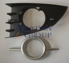 RENAULT SCENIC- 2- 07/09; SİS LAMBA KAPAĞI SOL SİS DELİKLİ SİYAH(DIŞ ÇERÇEVESİ GÜMÜŞ GRİ)2PARÇA(TYG 7701477302
