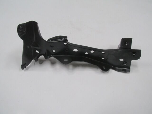 AUDI A3- SD/HB/SB- 12/16; ÖN ÇAMURLUK BRAKETİ SAĞ (TW) 8V0821136C