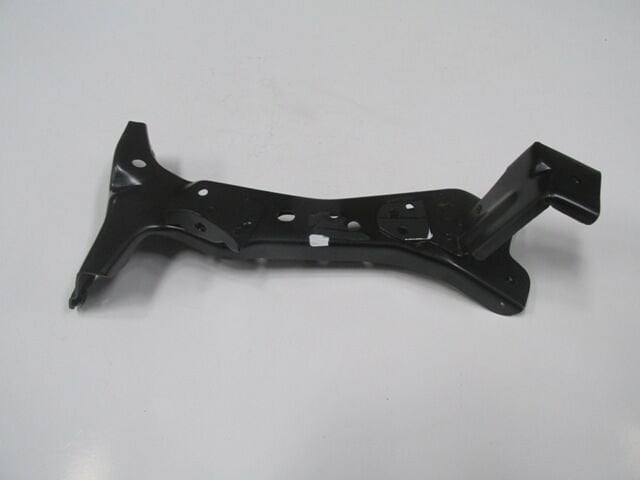 AUDI A3- SD/SB- 16/20; ÖN ÇAMURLUK BRAKETİ SAĞ (TW) 8V0821136C
