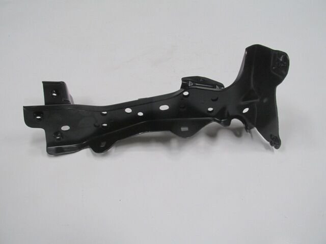 AUDI A3- SD/HB/SB- 12/16; ÖN ÇAMURLUK BRAKETİ SOL (TW) 8V0821135C