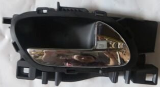 PEUGEOT 207- 06/12; ÖN KAPI İÇ AÇMA KOLU SAĞ SİYAH (ELCEĞİ NİKELAJLI) (HUSHAN) 9143.L9