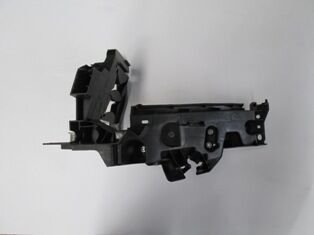 AUDI Q5- 10/12; FAR ALT BAĞLANTI BRAKETİ KÖŞE SAĞ PLASTİK (BFN) 8R0805608