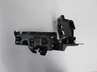 AUDI Q5- 10/12; FAR ALT BAĞLANTI BRAKETİ KÖŞE SOL PLASTİK (BFN) 8R0805607