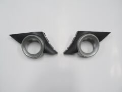 PEUGEOT 207- 06/09; SİS LAMBA KAPAĞI SAĞ/SOL SET (2 PARÇA) SİS DELİKLİ ÇERÇEVESİ GRİ 7452.HX