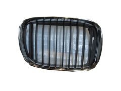 BMW 5 SERI- E39- 96/00; ÖN PANJUR SAĞ NİKELAJLI/SİYAH (TYG) 51138159316
